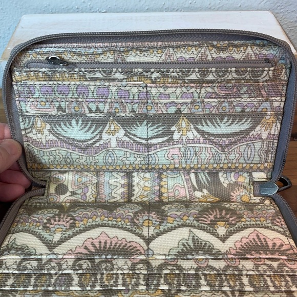 Sakroots Wallet Abstract Peace Pattern Zip Around Multi Card Whimsical Boho - Picture 10 of 15